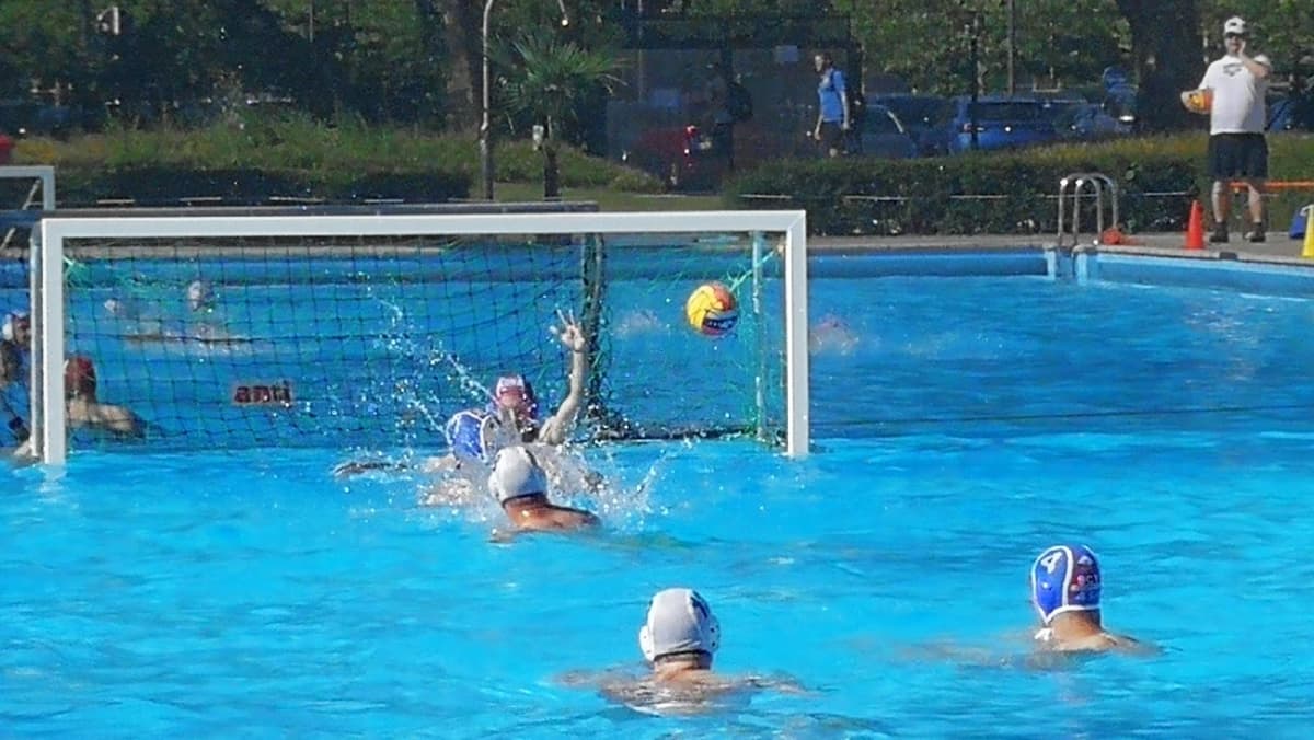 Outdoor swimming pool in Dudelange - 10