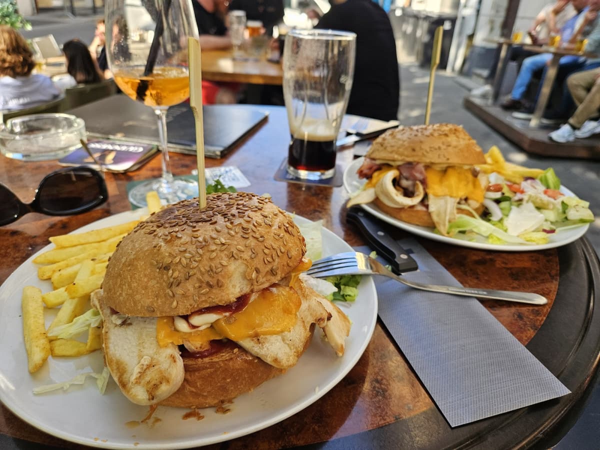 Burgers, beers and sport! - 4