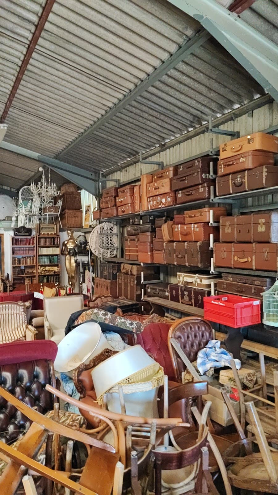 Kevin La Brocante, vintage items and event decor - 5