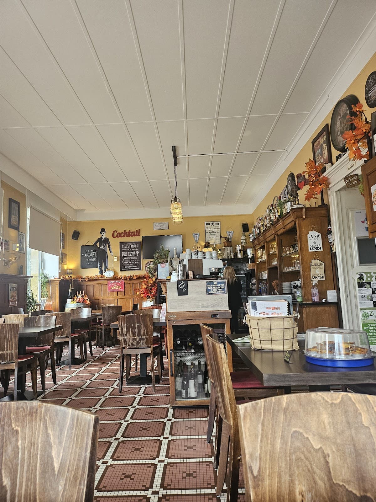 Nice restaurant and trendy bar - 4