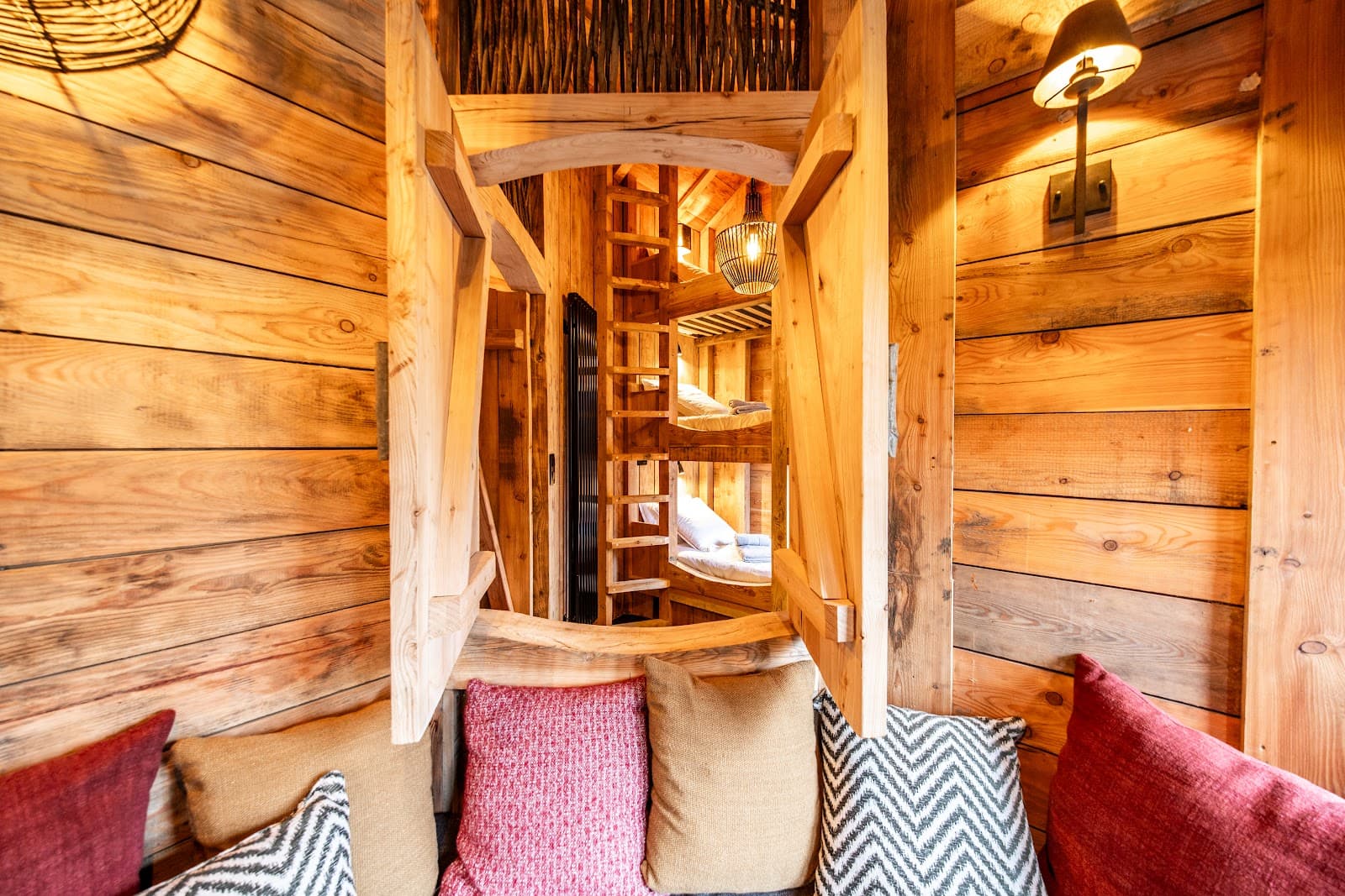 Sleeping in a super cozy cabin - 3