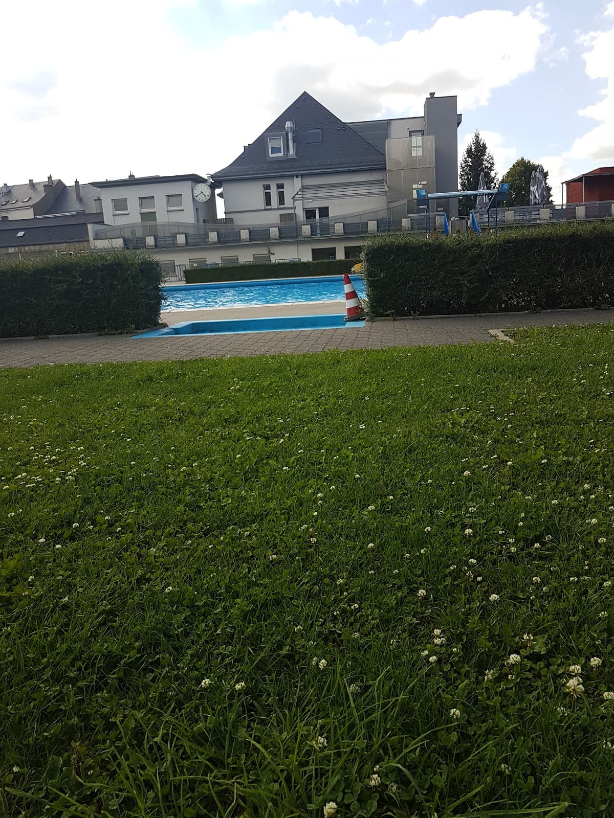 Outdoor swimming pool in Dudelange - 11