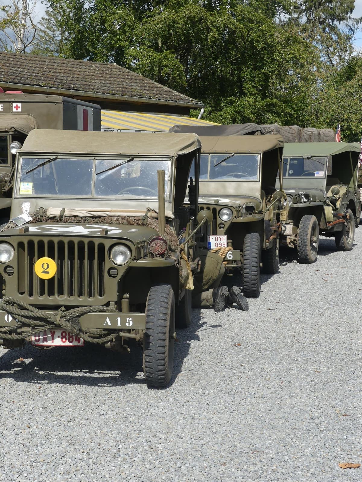Rassemblement de véhicules militaires alliés