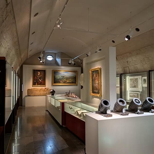 Guided tour | Fortress, History, Identities