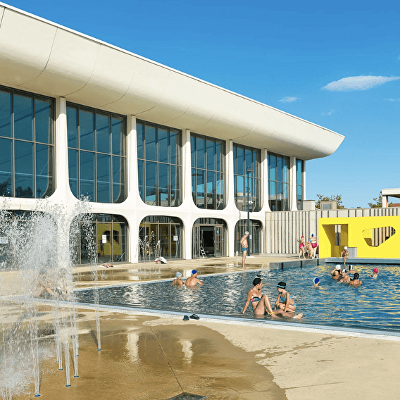 The cool swimming pool for swimming or chilling in Montigny-lès-Metz