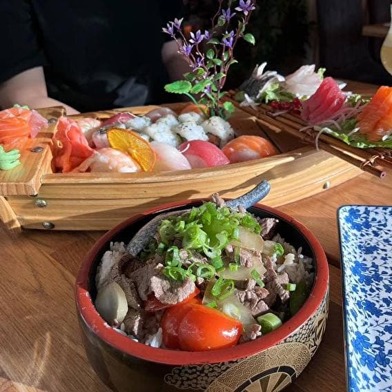 Shall we order a sushi boat?