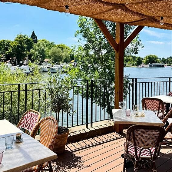Floating aperitivo and pizzas