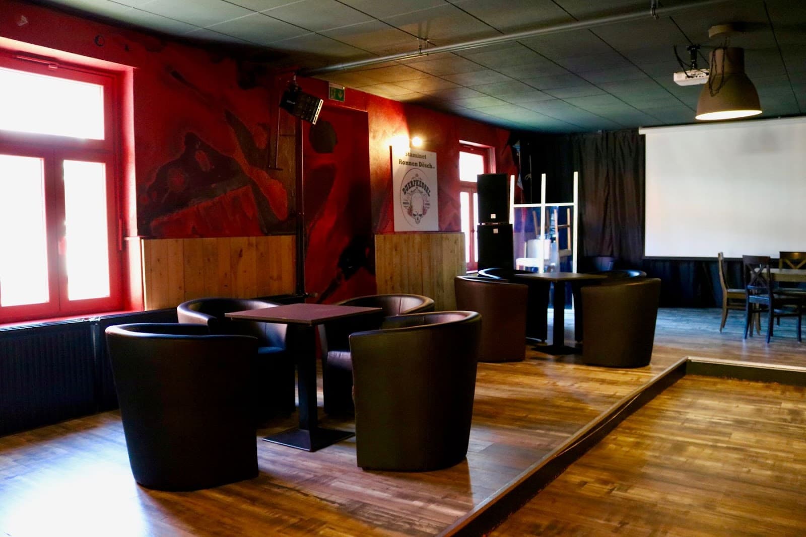 A VERY lively cafe - 7