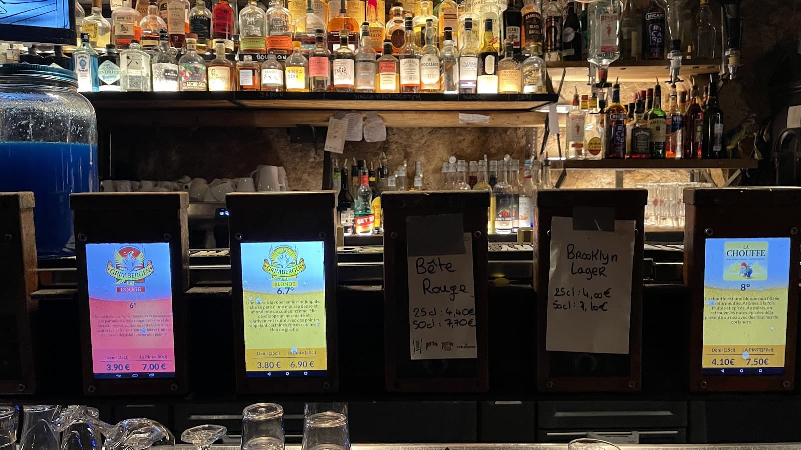 An authentic bar! - 9
