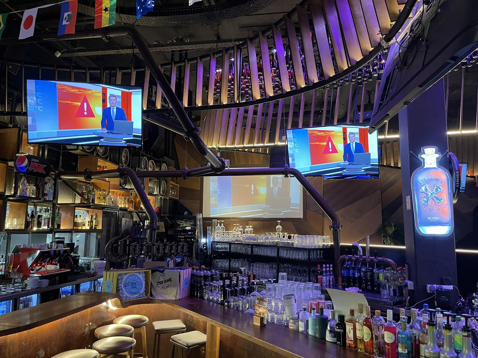 Screens everywhere! - 6