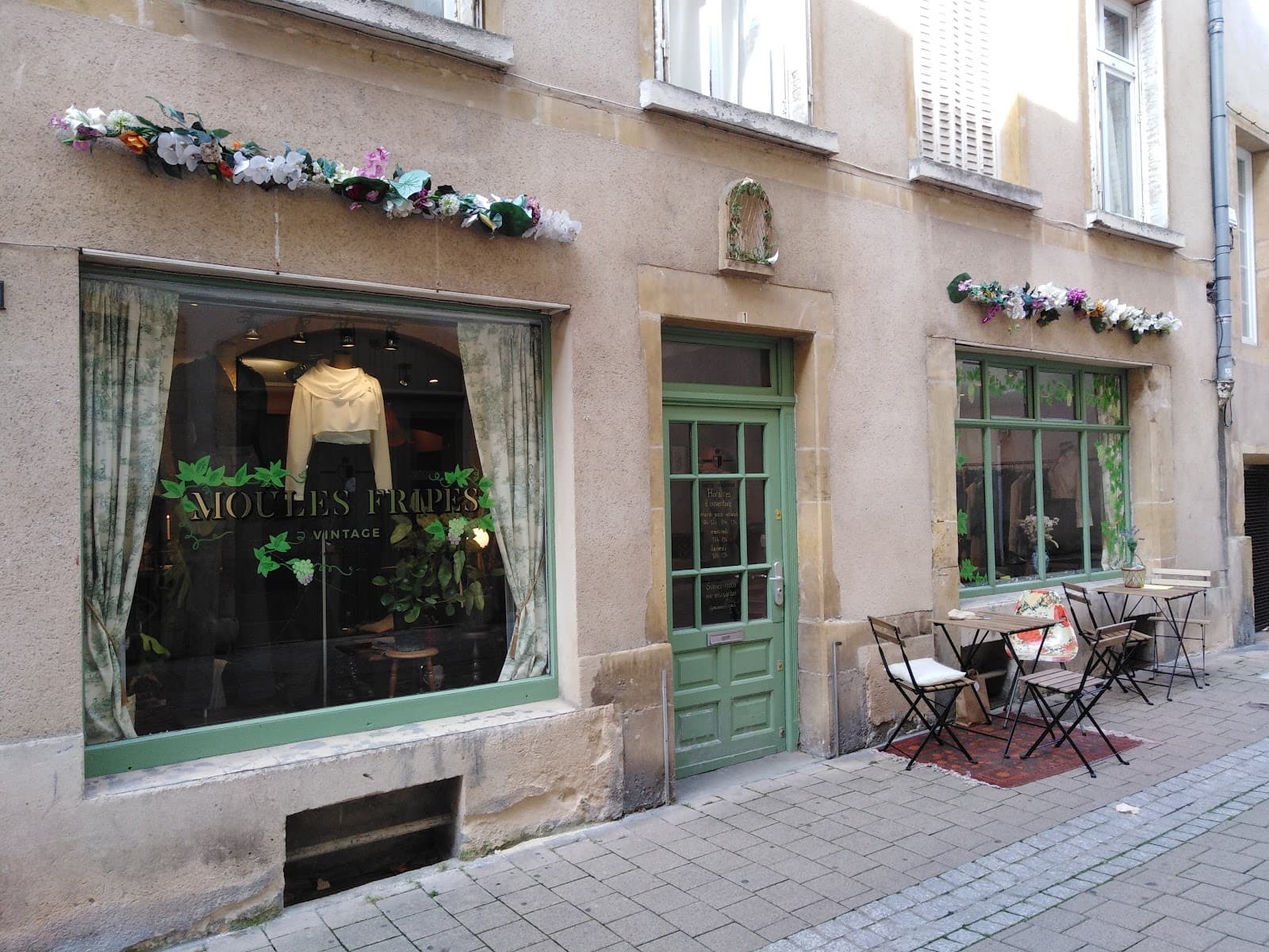A cutie vintage shop ! - 2