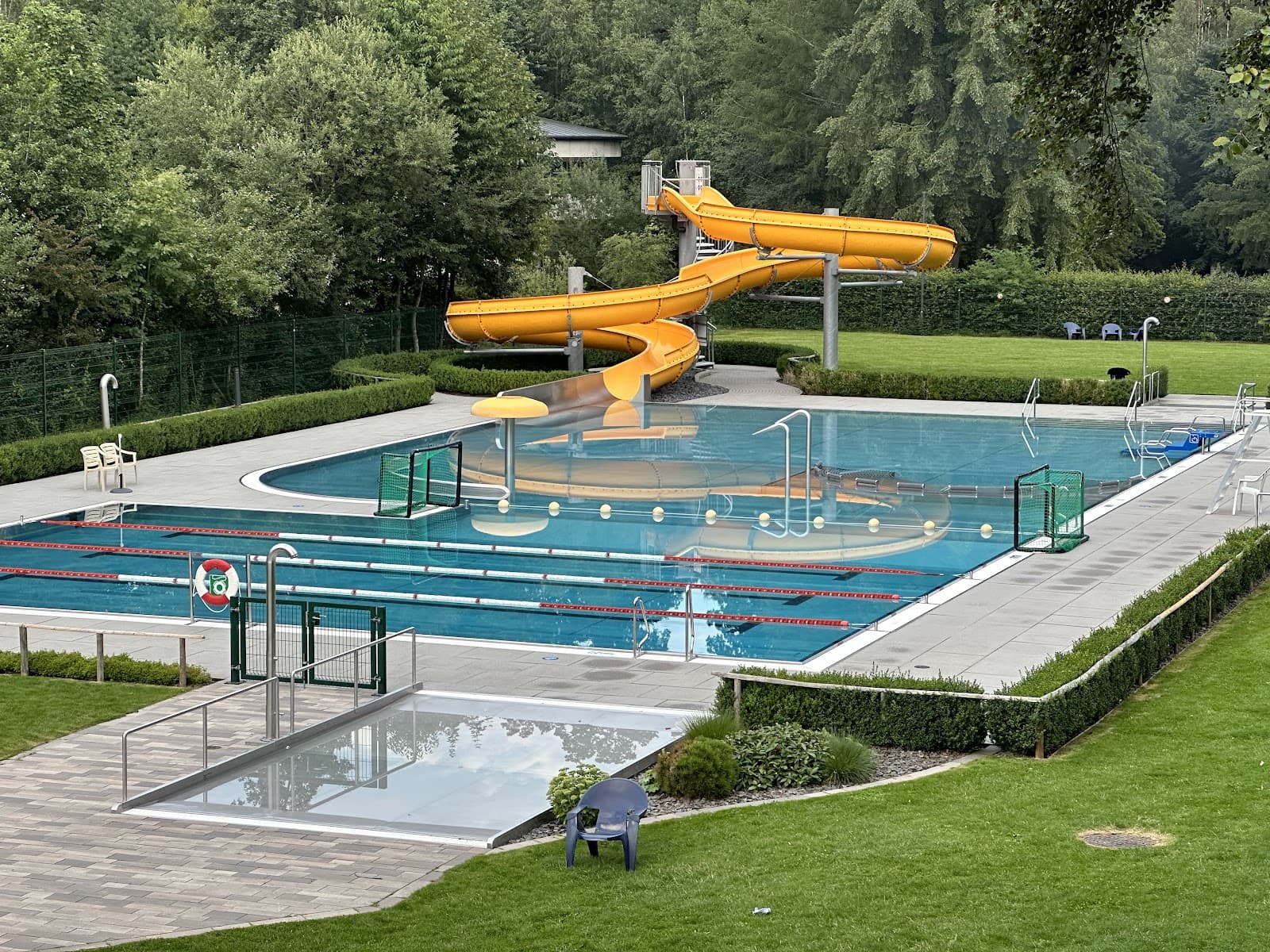 Heated outdoor swimming pool in Troisvierges - 2