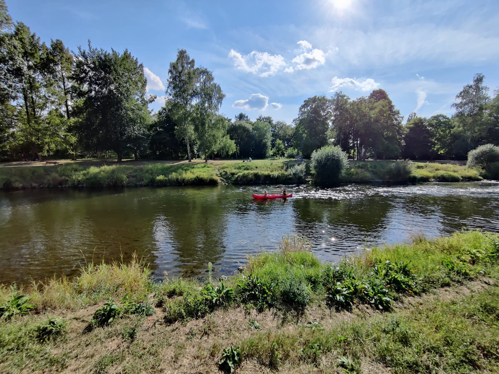 The outdoor swimming pool in the heart of the Echternacherbrück campsite - 9