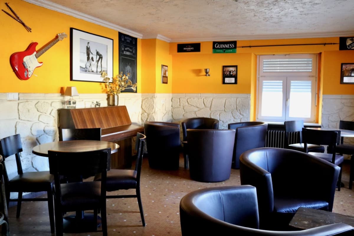 A VERY lively cafe - 2