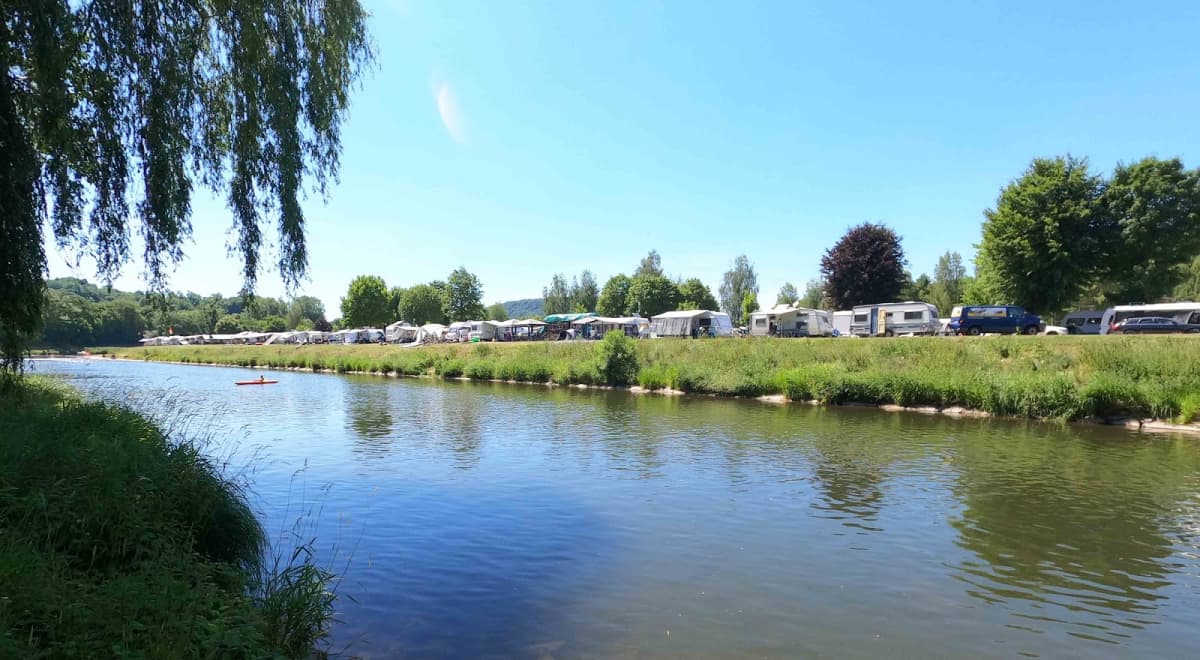 The outdoor swimming pool in the heart of the Echternacherbrück campsite - 4
