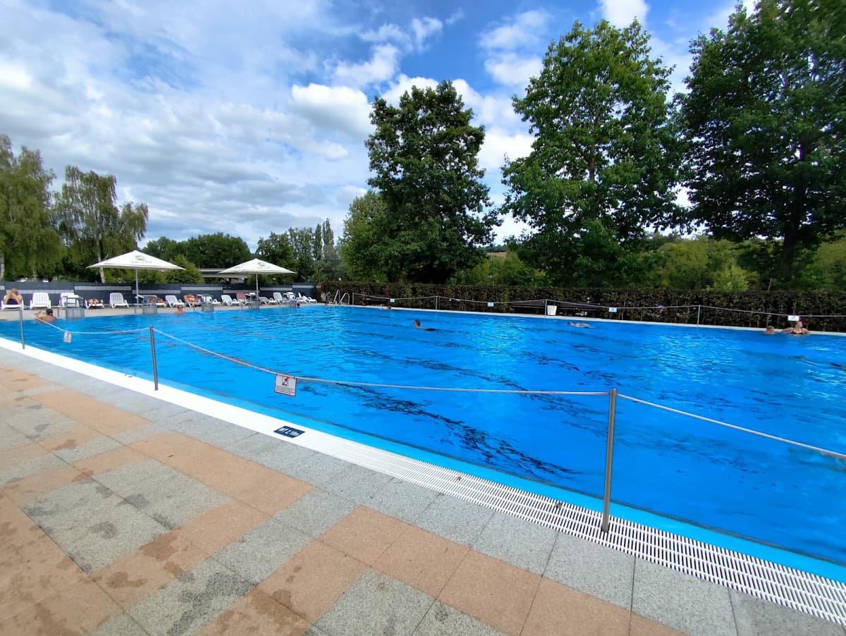 The outdoor swimming pool in the heart of the Echternacherbrück campsite - 8