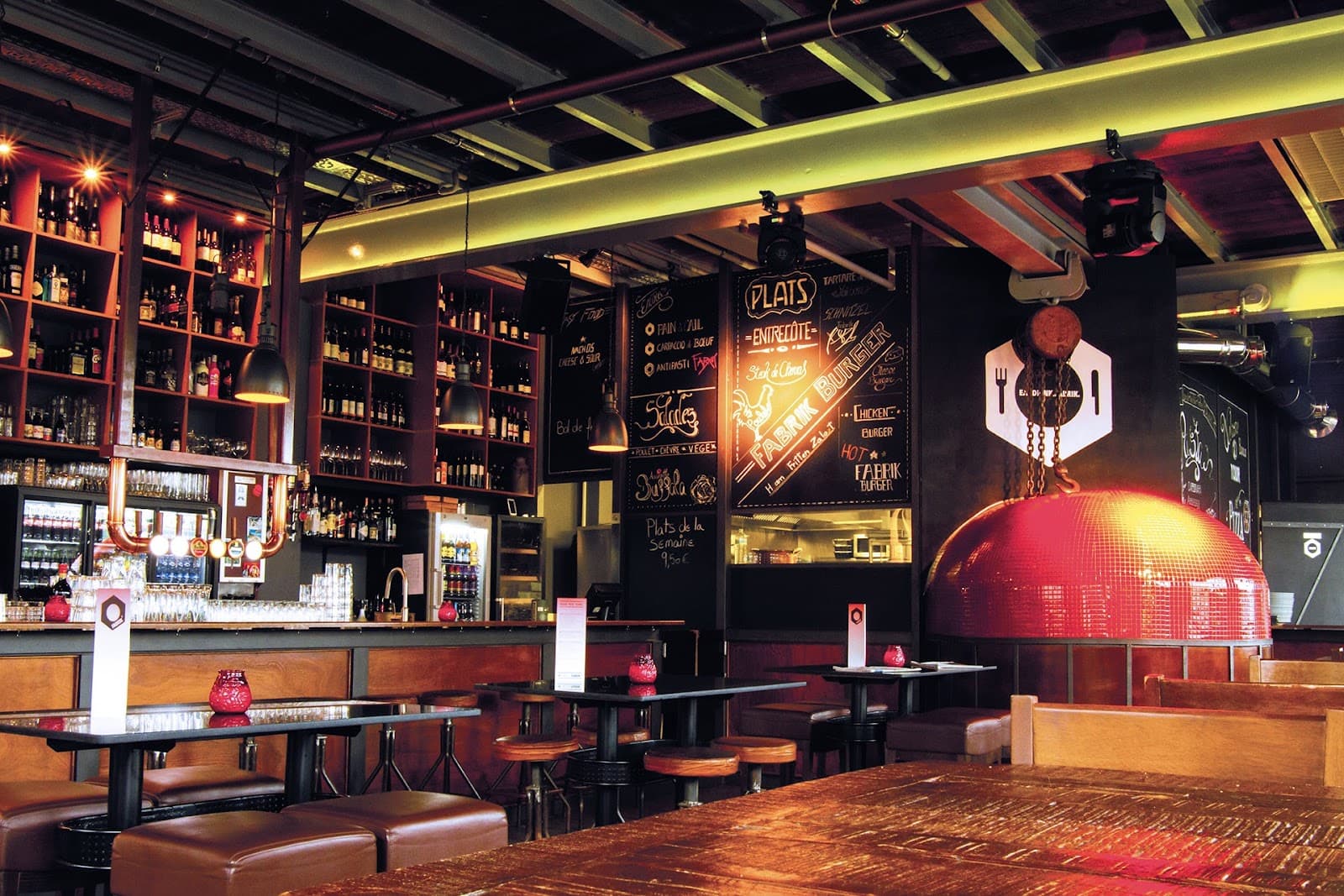 The bar where you can eat, dance and sing! - 2