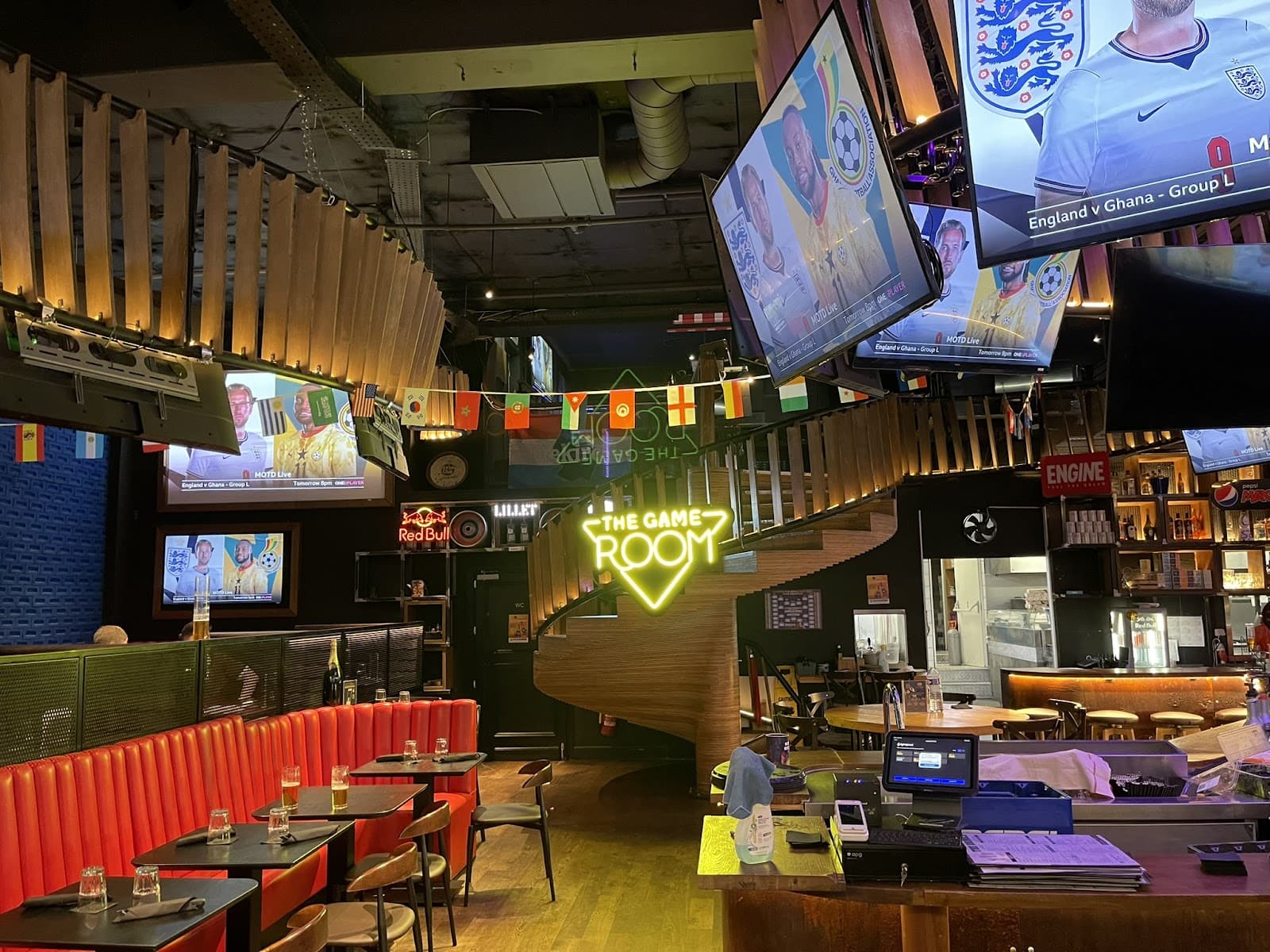 Screens everywhere! - 3