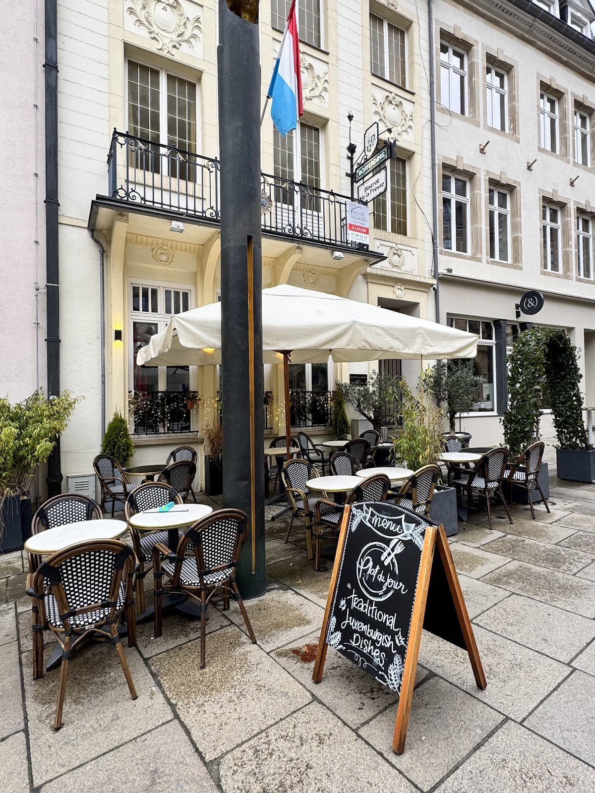Period bistro ambiance at Bistrot de la Presse - 20
