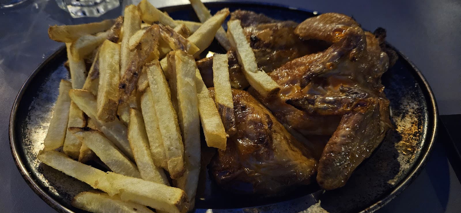 Scott's Pub: cocktails, live music and a view of the Alzette - 5