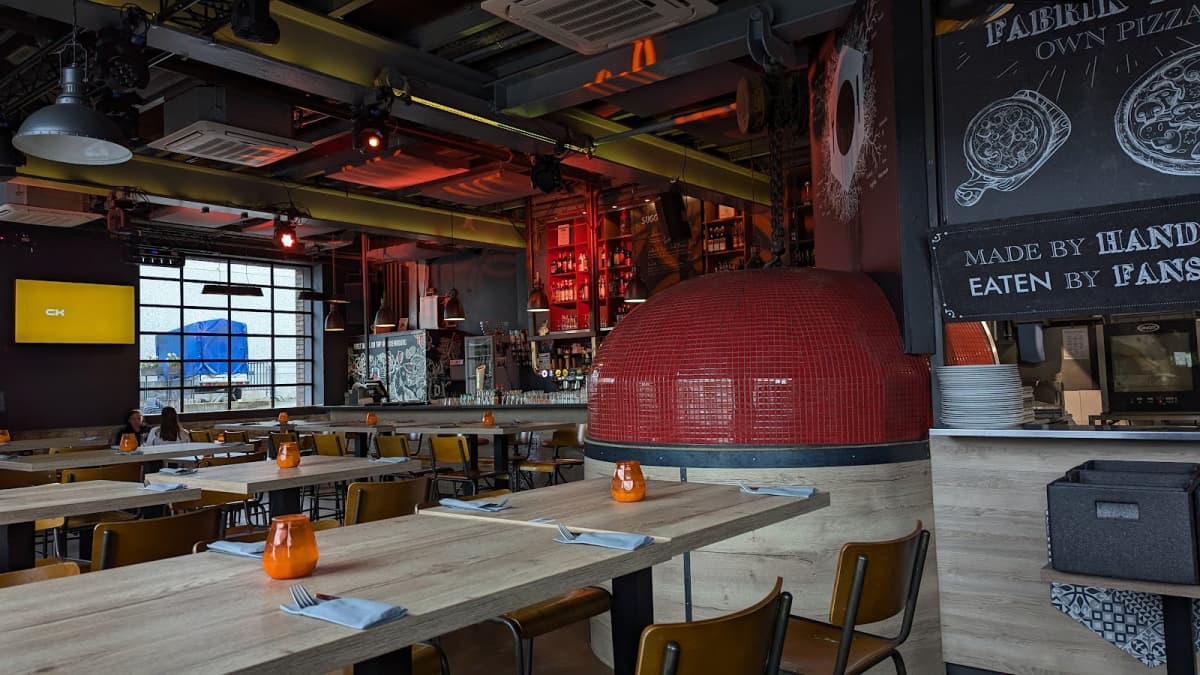 The bar where you can eat, dance and sing! - 10