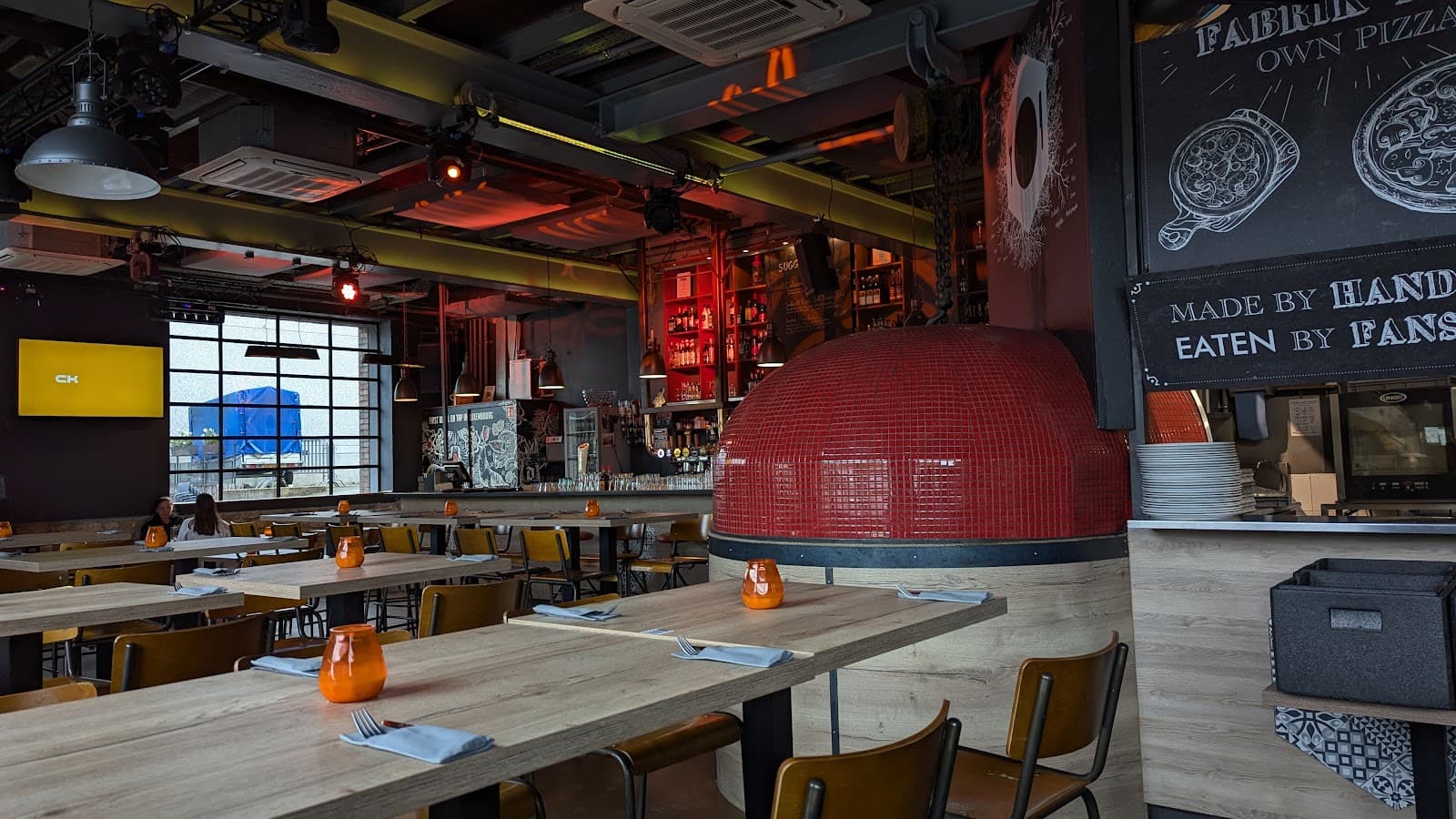 The bar where you can eat, dance and sing! - 10