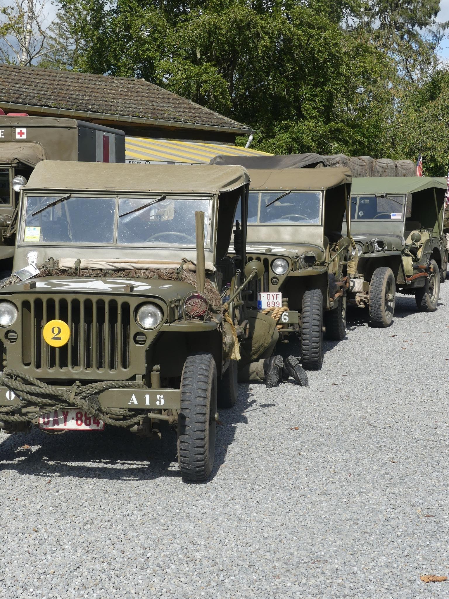Rassemblement de véhicules militaires alliés