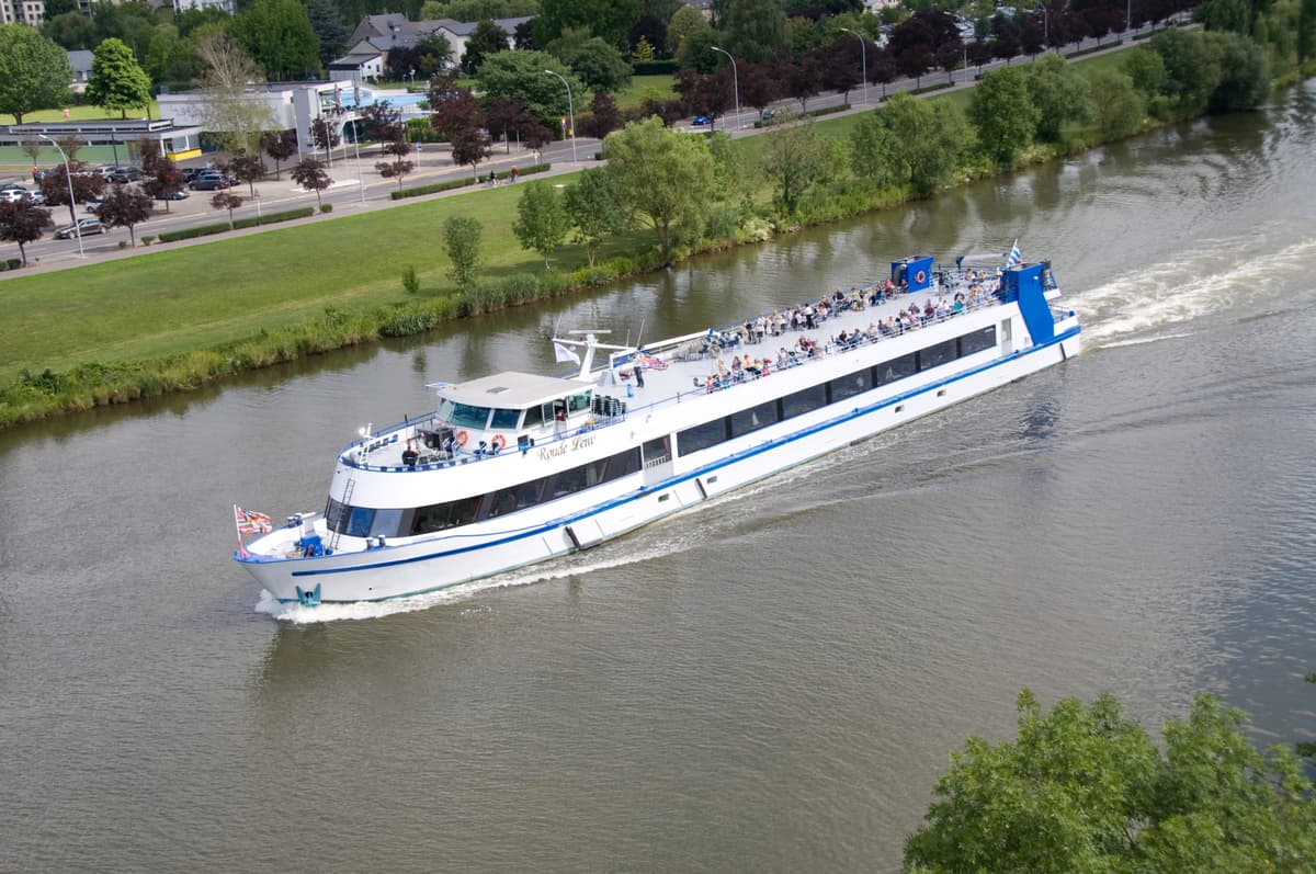 SundayVibes – Rave the Boat