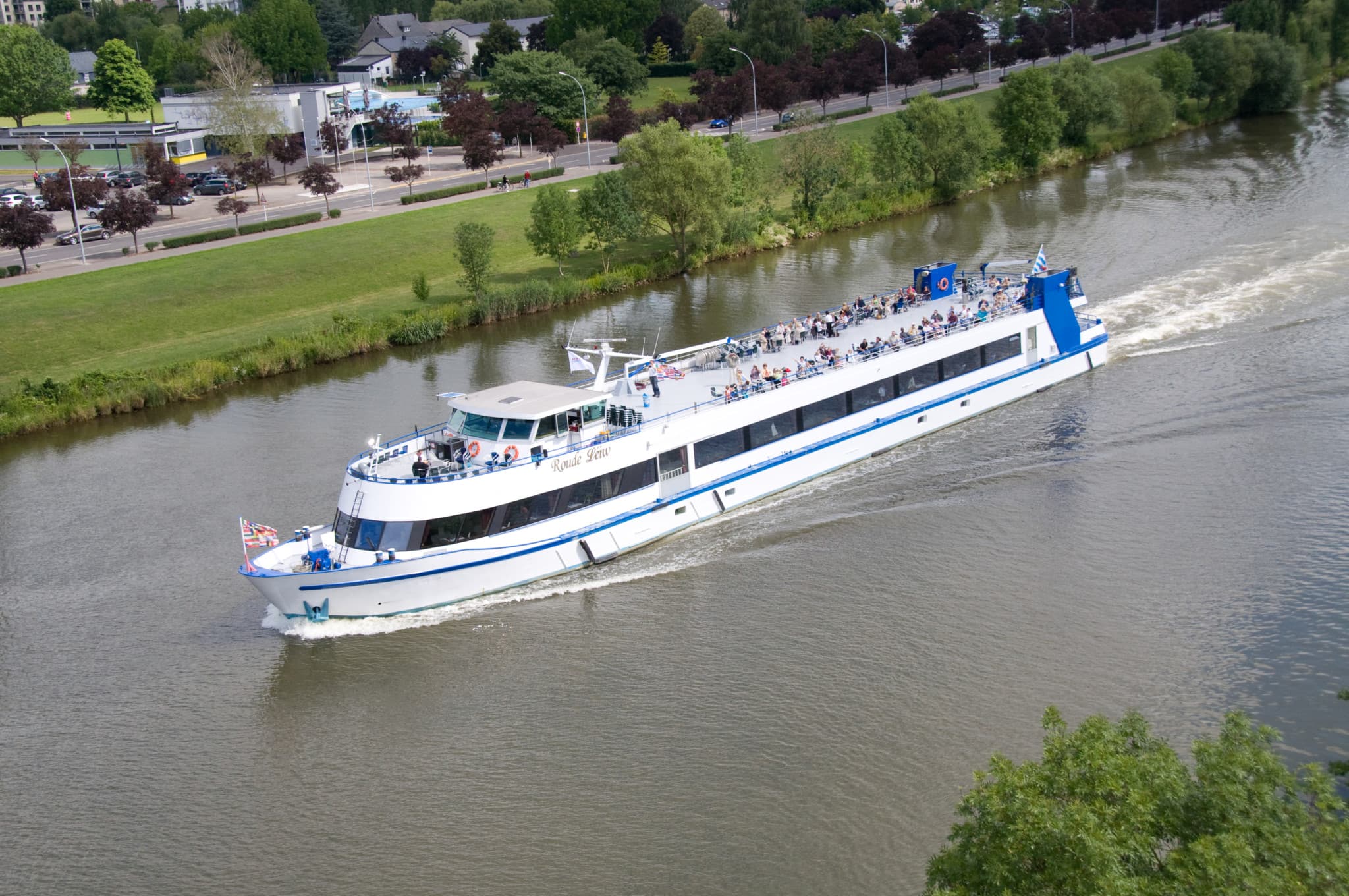 SundayVibes – Rave the Boat