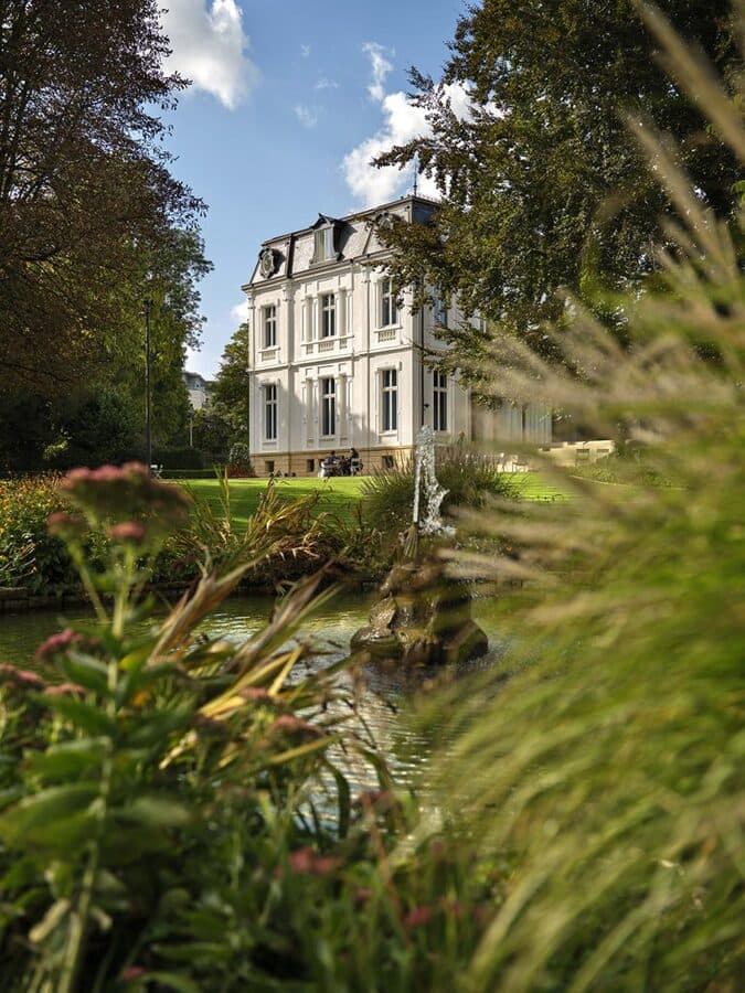 Villa Plage: Summer Flow in the Park