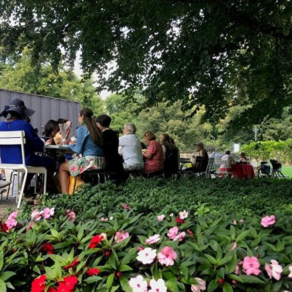 Villa Plage: Knitting on the Grass
