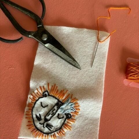 Atelier | Fabrication de broches. Broderie à l'ancienne