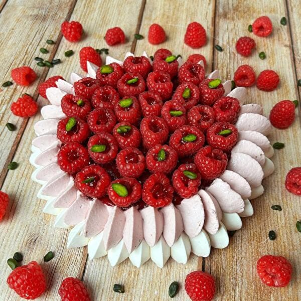 Pistachio and Raspberry Pavlova Workshop