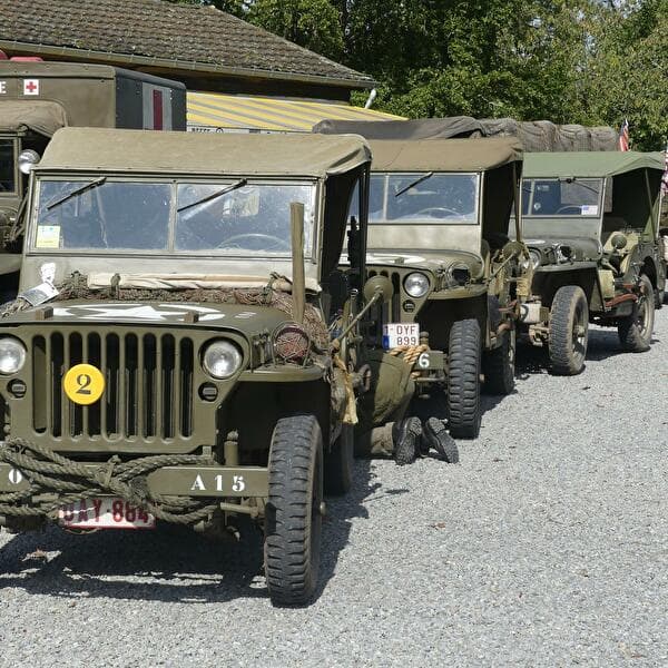 Rassemblement de véhicules militaires alliés