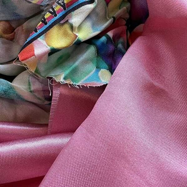 Dyeing silk