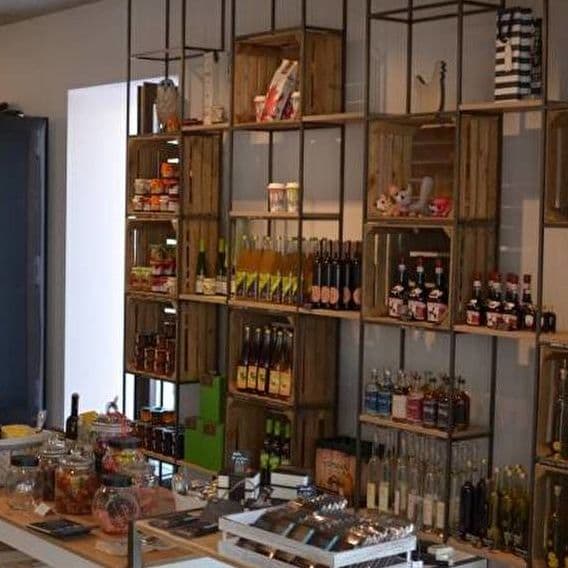 A grocery store that keep many things